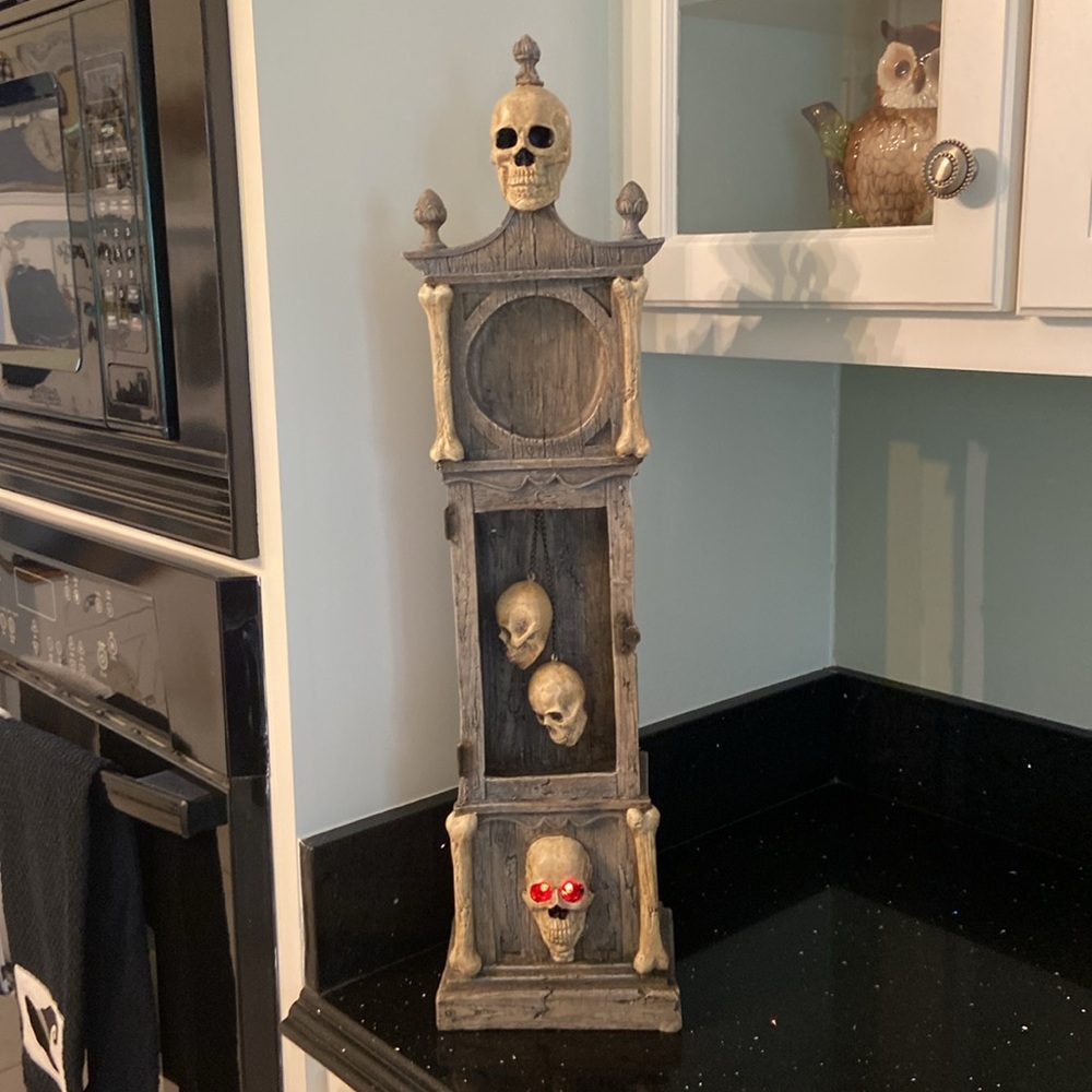 26” Grandin Road Skeleton Skulls Tabletop Grandfather Lit Clock Spooky Halloween - Picture 3 of 17